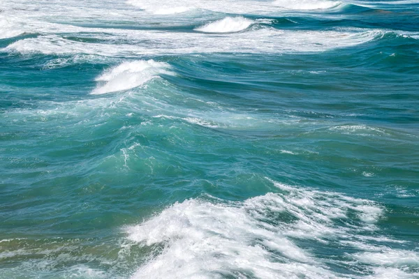 Fale na morzu choopy — Zdjęcie stockowe