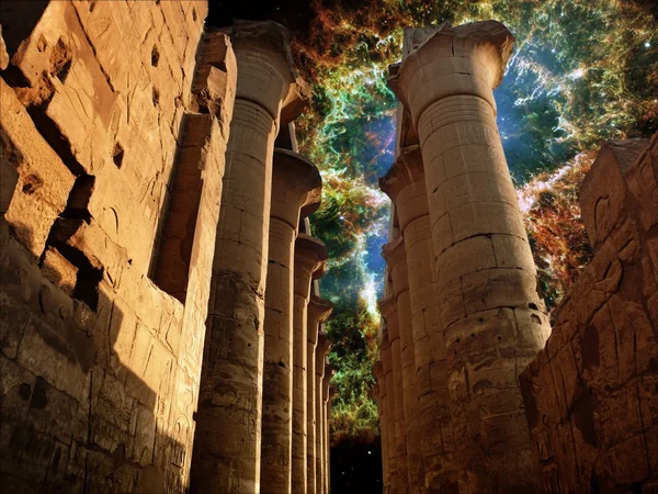 Colonnato nel Tempio di Luxor e la nebulosa granchio (Elementi di t — Foto Stock