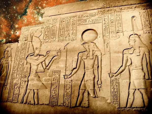 Bas-reliëf van Sobek tempel van Kom Ombo en kleine Magellanic Clou — Stockfoto