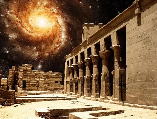 Colonnade en el Templo de Isis en Philae y el Pinwheel Galax — Foto de Stock