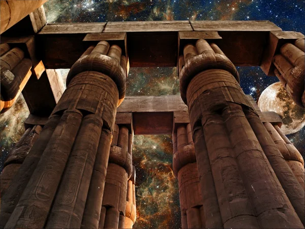 Tempio di Luxor, Luna e Nebulosa di Tarantola (Elementi di questa immagine — Foto Stock