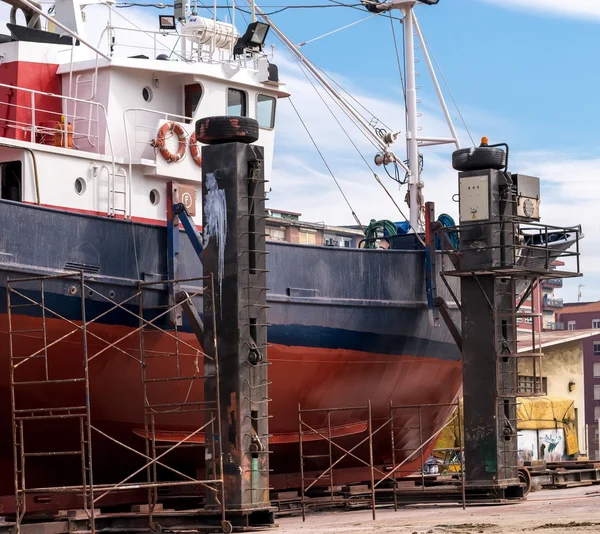 Fishing boat in a shipyard for maintenance — Stock Photo, Image