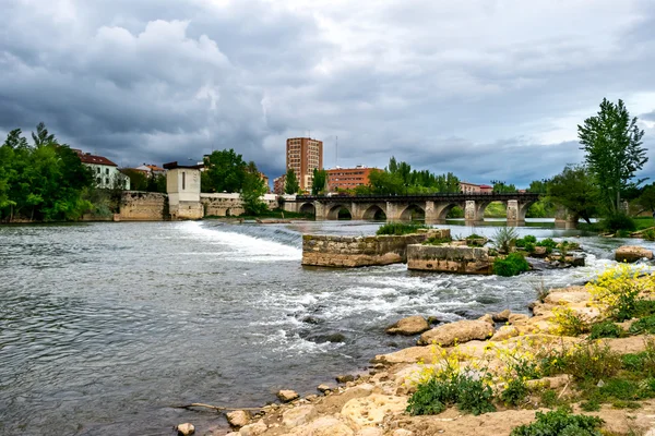 El río Pisuerga pasando por Valladolid —  Fotos de Stock