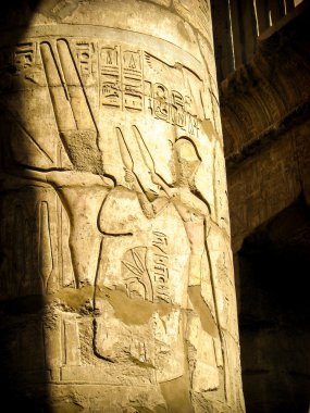 Karnak Tapınağı Hipostil Salonu'nda sütunlarda (Luxor, örneğin