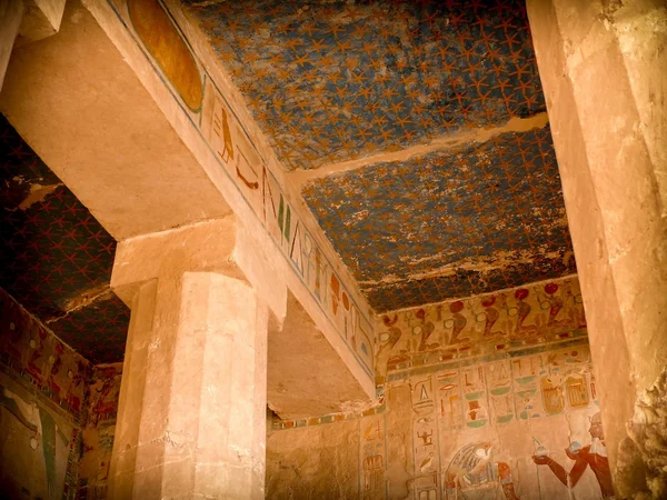 Pinturas, colunas e teto do Templo de Hatshepsut em De — Fotografia de Stock