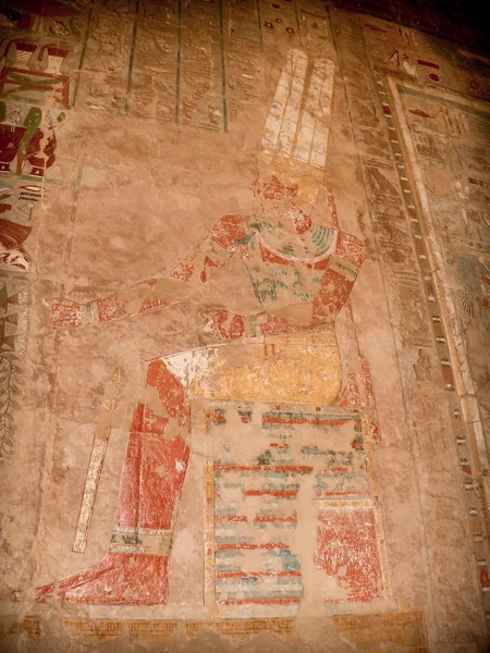 Colored reliefs at the Temple of Hatshepsut at Deir el-Bahari (E — Stock Photo, Image