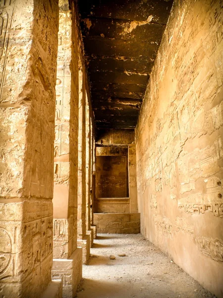 Koridor sloupců v chrámu Karnak v Luxoru (Egypt) — Stock fotografie