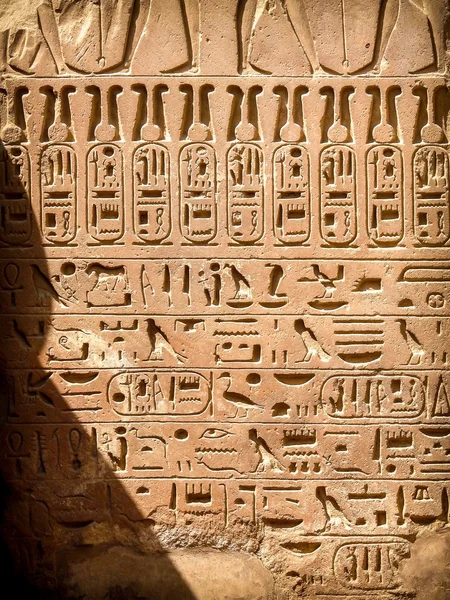 Jeroglíficos en el templo de Karnak en Luxor (Egipto ) — Foto de Stock