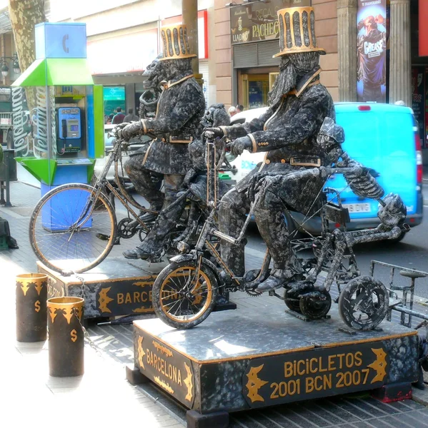 Living statues, street art