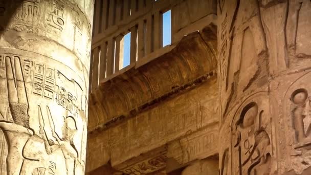 Columnas en el Salón Hipóstilo en el Templo de Karnak (Luxor, Egipto ) — Vídeos de Stock