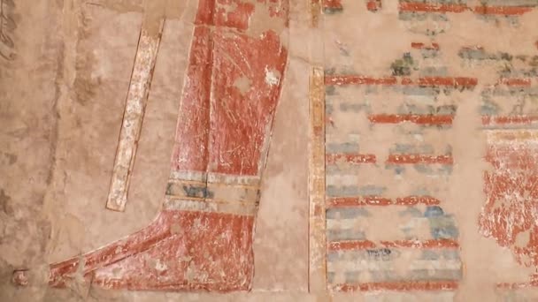 Colored reliefs at the Temple of Hatshepsut at Deir el-Bahari (Egypt) — Stock Video