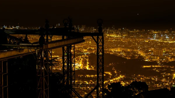 Silhueta da ferrovia de suspensão e nig panorâmico Barcelona — Fotografia de Stock