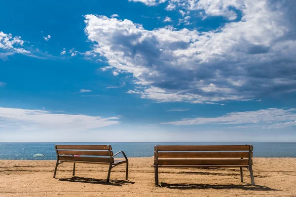 Two benches at beach — Stock Photo, Image