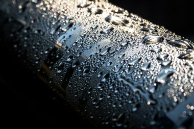 Bir parmaklık üstünde su damlaları