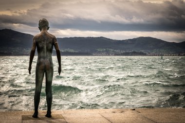 Çocuk deniz kenarında heykeli