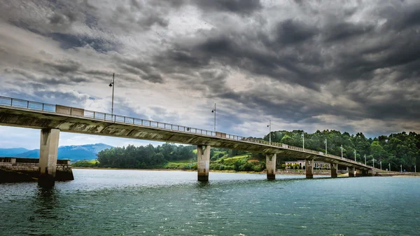 Broen under skyet himmel – stockfoto