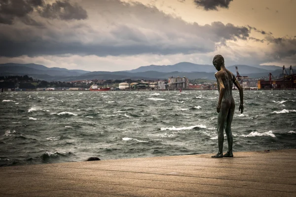 Statua bambino in riva al mare — Foto Stock