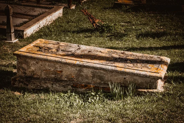 Tumba en el cementerio —  Fotos de Stock