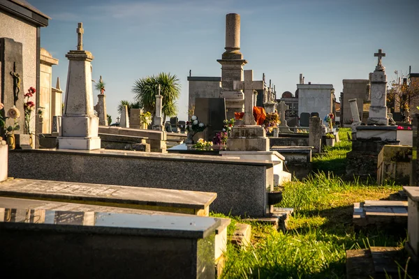 Tumbas en el cementerio —  Fotos de Stock