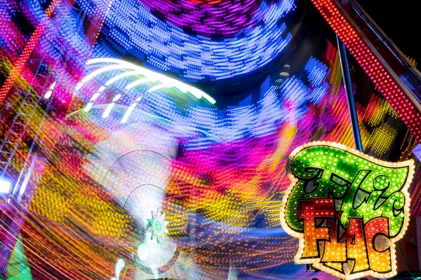 Desenhos de luzes em um campo de feiras — Fotografia de Stock