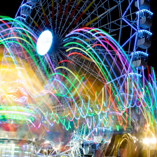 Dessins de lumières et fond de roue ferris juste — Photo