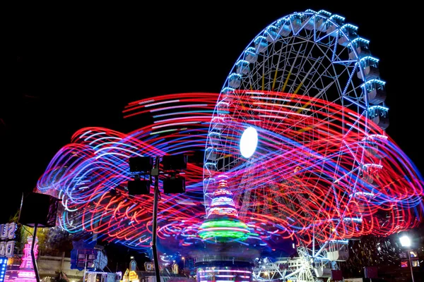 Desenhos de luzes e fundo justo roda gigante — Fotografia de Stock