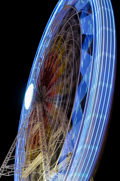 Feira roda gigante à noite — Fotografia de Stock