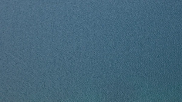 La vista de la superficie del mar es azul oscuro con pequeñas olas Imagen De Stock