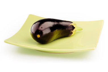 Patlıcan kare tabak içinde yalan yeşil renk kavisli