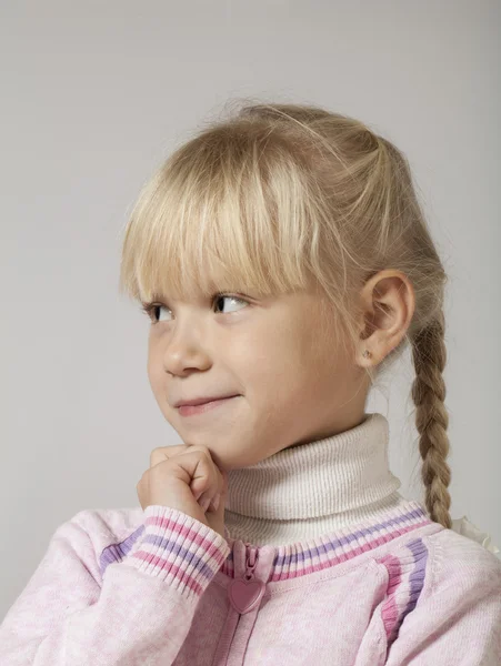 Portrett av en jente med blondt hår og mørkegrå øyne – stockfoto