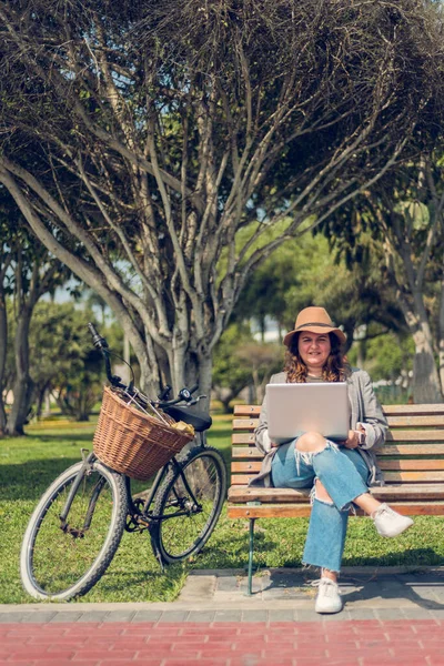 Porträtt Kvinna Som Arbetar Parken Bär Hatt Och Reser Cykeltur — Stockfoto