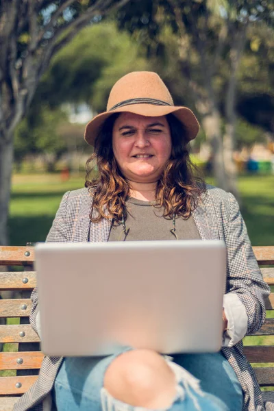 Porträtt Lycklig Kvinna Som Arbetar Utomhus Hatt — Stockfoto