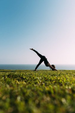 Yoga yapan kadınların seçici odağı. Yoga öğretmeni dışarıda egzersiz yapıyor.