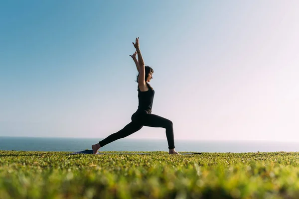 Dışarıda yoga yapan bir kadının güzel duruşu. Boşluğu kopyala