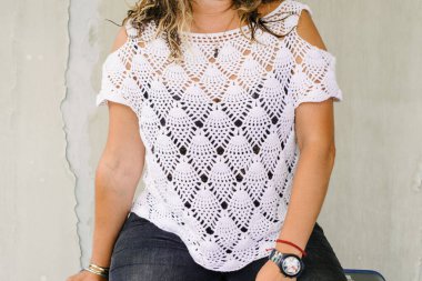 El örgüsü beyaz bluzlu tanınmayan bir kadın. Örgü.