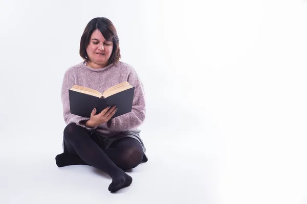 Beyaz arka planda oturan bir kadın. Boşluğu kopyala