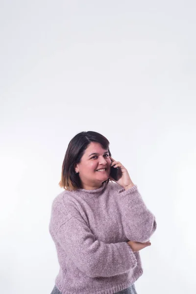 Telefonda konuşan bir kadının dikey portresi. Boşluğu kopyala