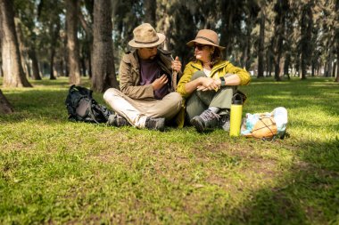 Bir çift turist ormanda oturuyor.