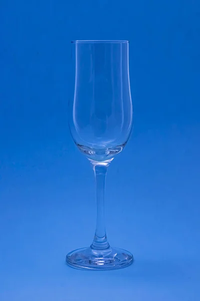 Vinho Vazio Copo Champanhe Fundo Azul — Fotografia de Stock