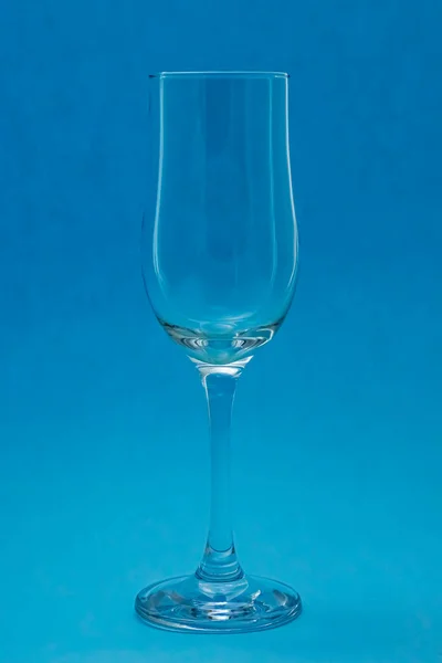 Lege Wijn Champagneglas Een Blauwe Achtergrond — Stockfoto