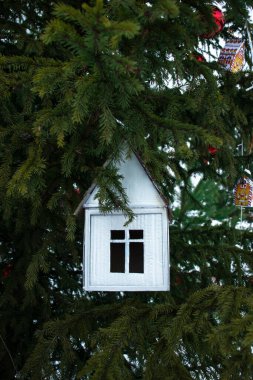 Gnomeların muhteşem renkli evleri var. Beyaz bir arka planda küçük komik yapılar. Noel ve Yeni Yıl teması.