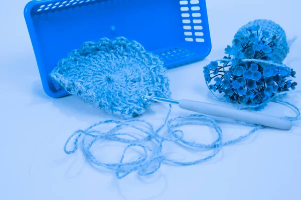 Sepetteki iplik. Jüt iplikli plastik sepet. Örgü örerek jüt halatından bir daire çiz. Çember juttan örülmüş.