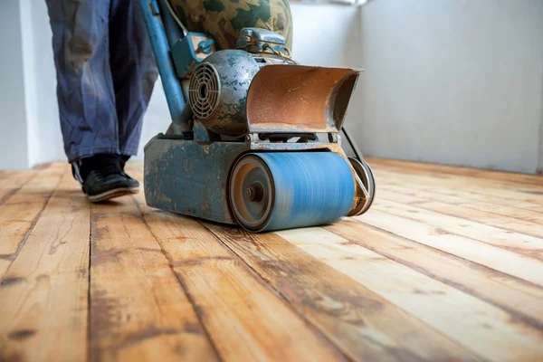 Renovação da casa, lixamento em parquet, polimento — Fotografia de Stock