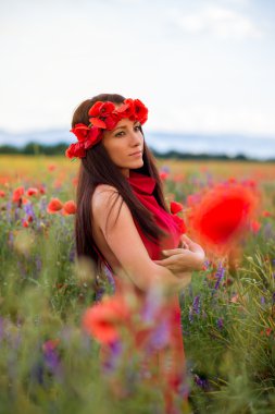 haşhaş alanında genç kız