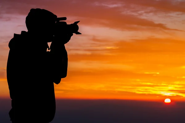 Fotógrafo al aire libre en Hilltop en hermosas nubes — Foto de Stock