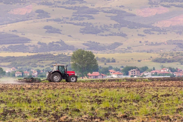 Tractor en un campo de agricultores —  Fotos de Stock