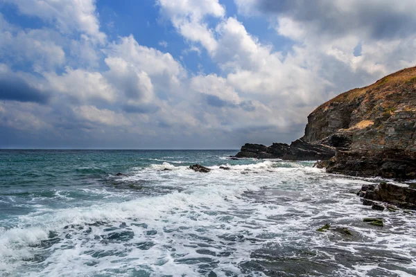 Wellen krachen gegen Felsbrocken — Stockfoto