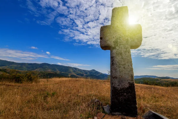 Χριστιανικό σταυρό σε ένα βουνό — Φωτογραφία Αρχείου