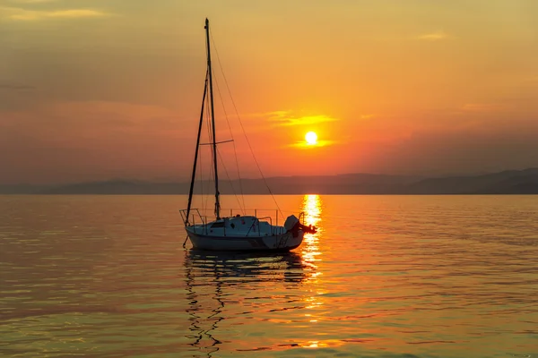 Bateau naviguant en mer contre le ciel au coucher du soleil — Photo