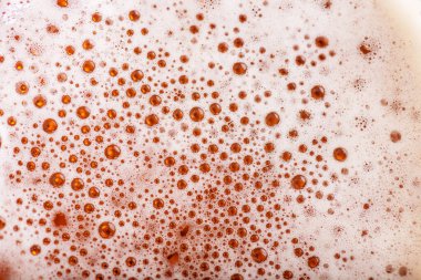 Köpüklü ve köpüklü light bira. Bira Kabarcıkları Dokusunu Kapat.